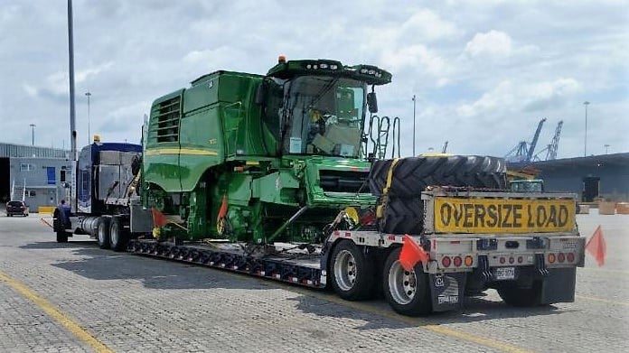 Transport de moissoneuse-batteuse par camion