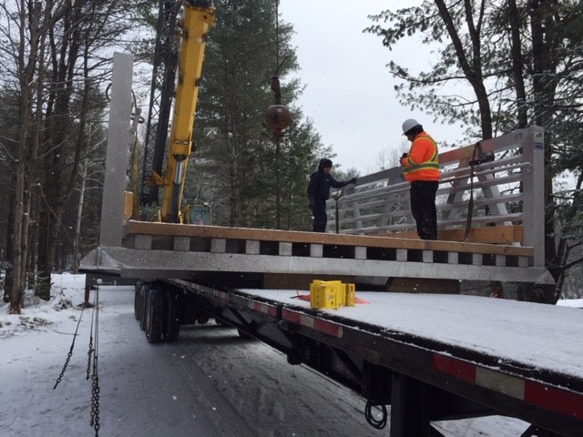 Transport de pont par camion