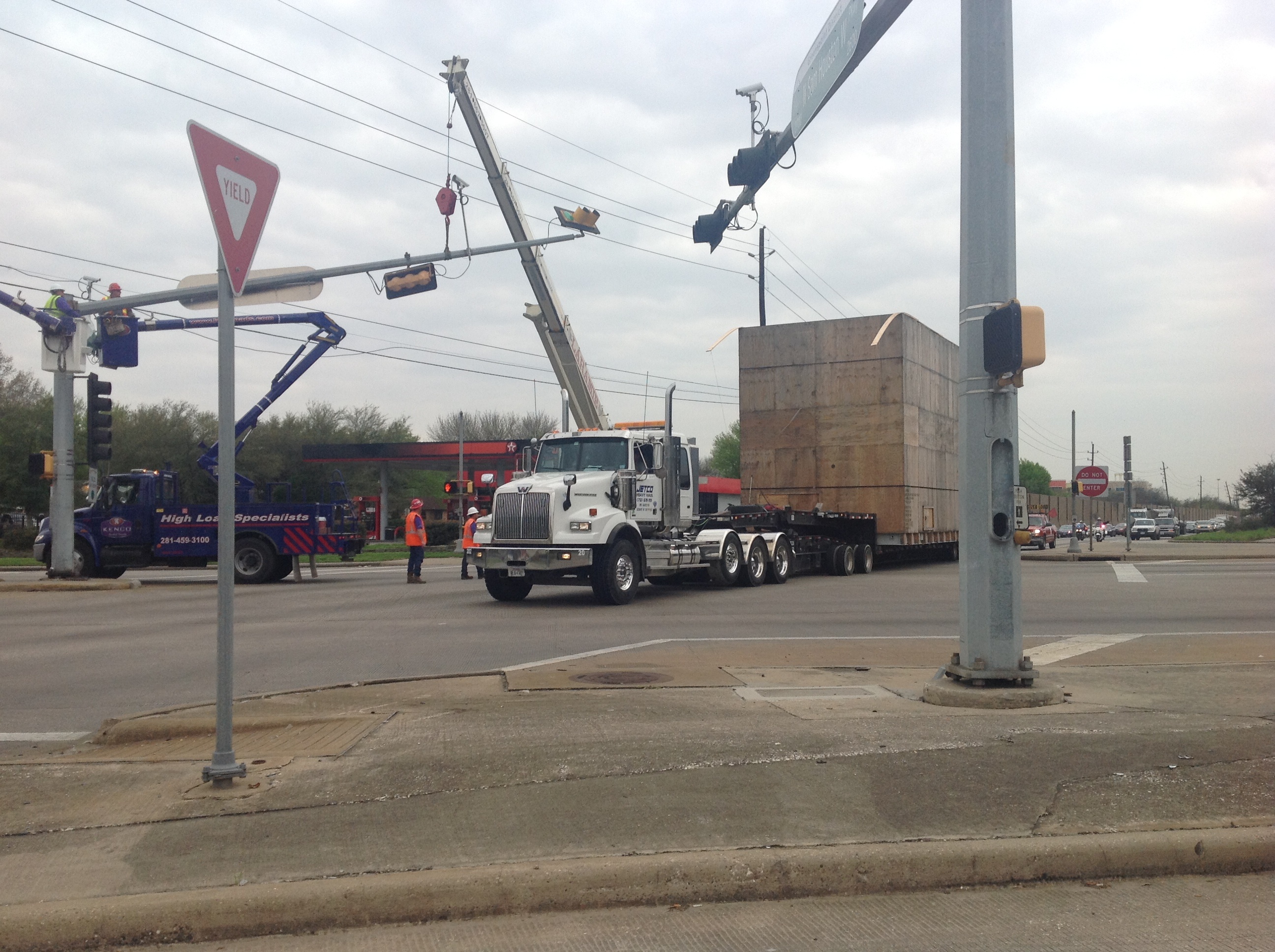 Breaking News! New Bucket Truck Regulations for High Loads in Houston District.